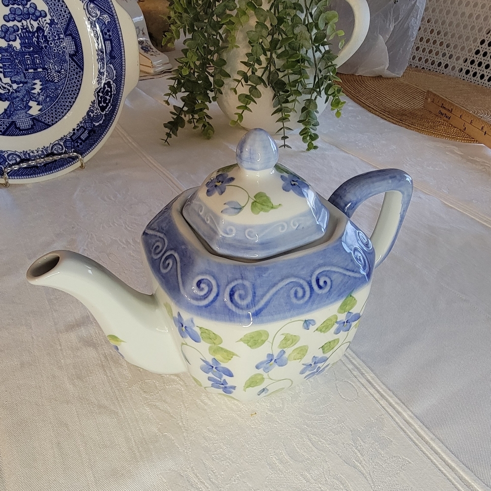 MCM Porcelain Tea Pot Blue White Floral 22oz 3 Cup Farmhouse Cottagecore
